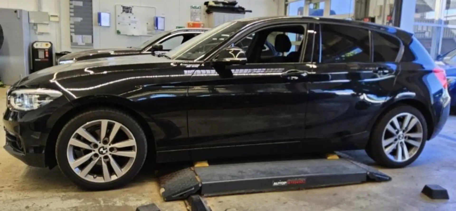 BMW 118 i SpLine NavPR A.LED H/K Kam DAB Klimaaut 17 Schwarz - 2