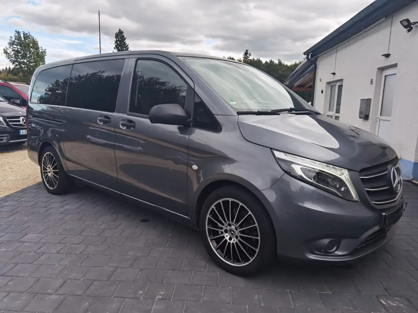 Mercedes-Benz Vito Tourer 124 CDI Edition lang Grau - 1