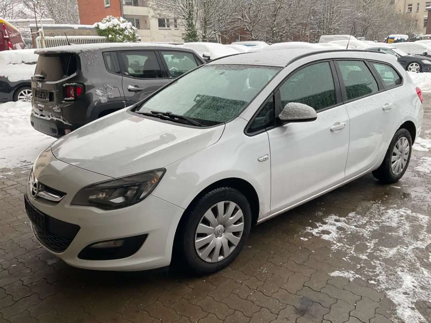 Opel Astra J Sports Tourer Edition TÜV 01.2027 Weiß - 1