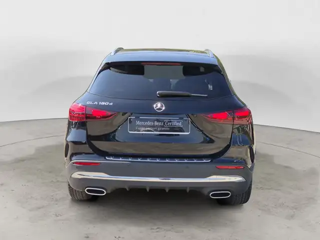 Mercedes-Benz GLA view 3
