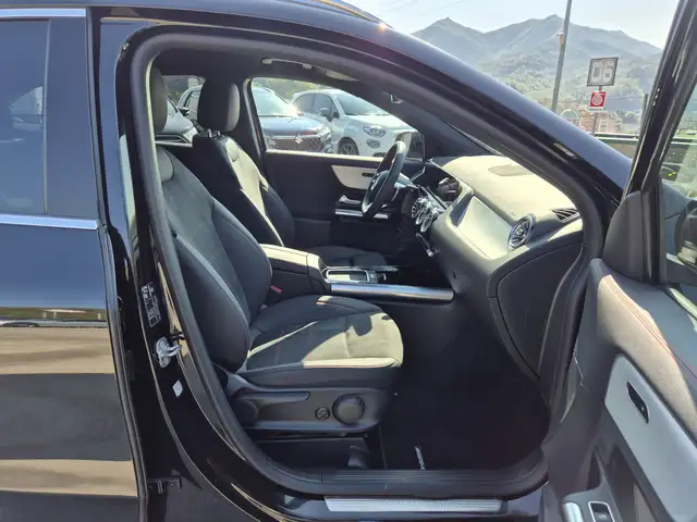 Mercedes-Benz GLA view 9