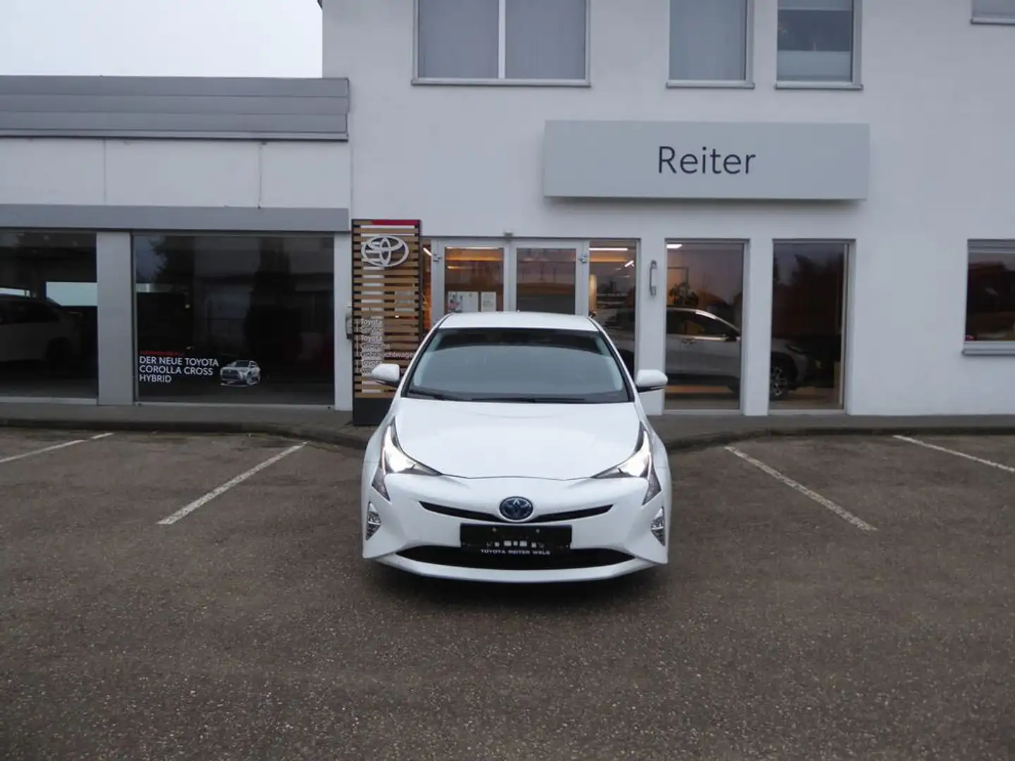 Toyota Prius 1,8 VVT-i Hybrid Lounge Weiß - 1
