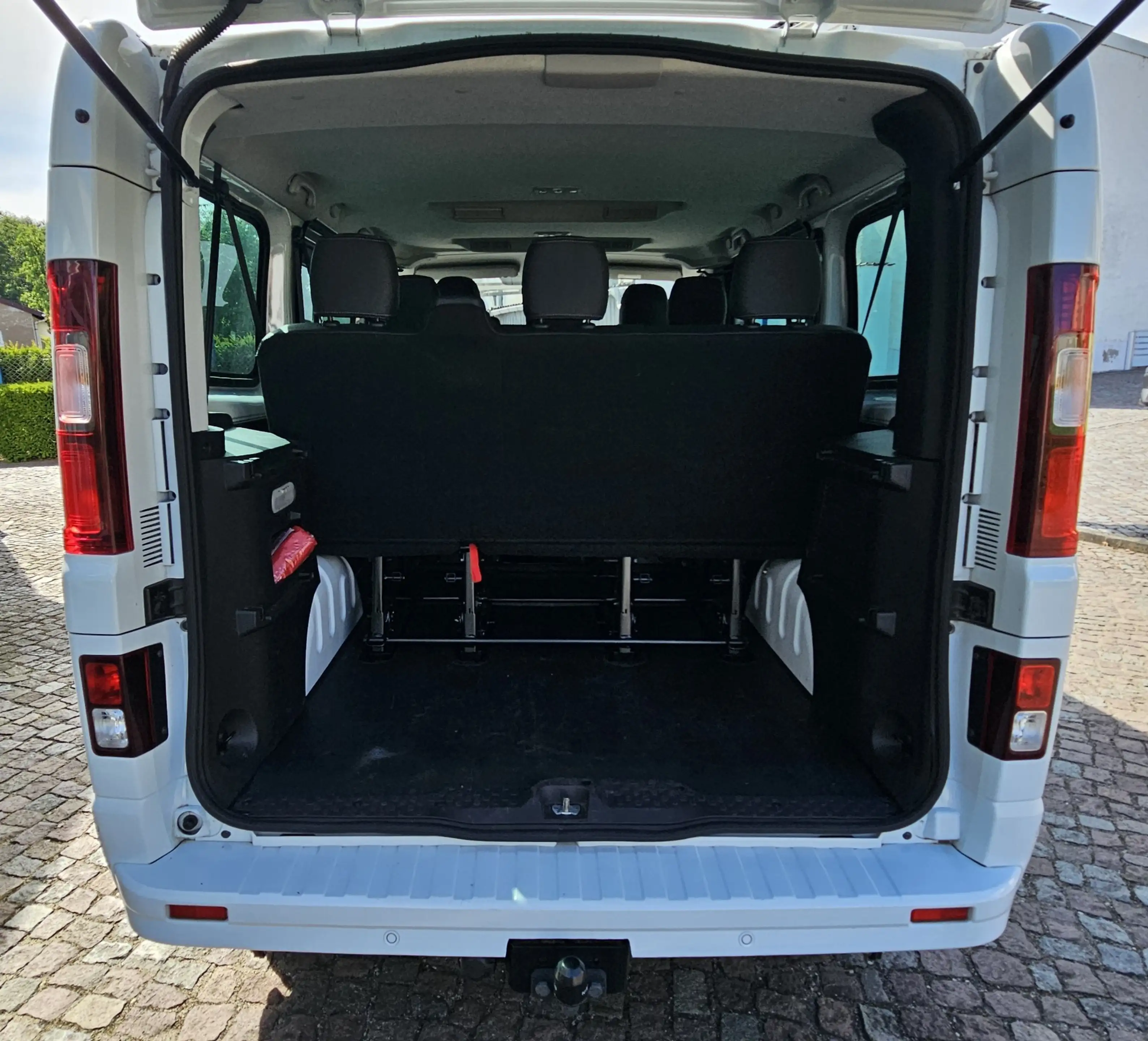 Nissan Primastar L1H1 2,8t Tekna SSitze 2Schibetüren Ahk — photo 9