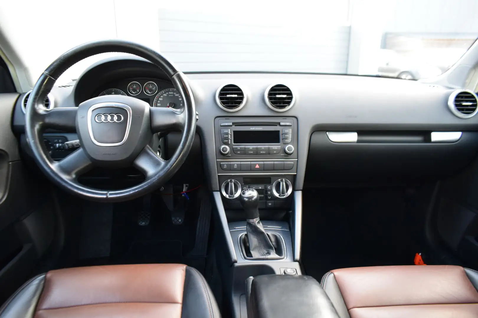 Audi A3 Sportback 1.2 TFSI Attraction Pro Line Leer Ecc Cr Zwart - 2