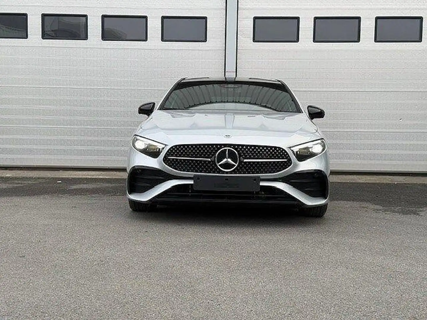 Mercedes-Benz A 180 Hatchback AMG LINE | Panoramisch Dak | 360° Parkee Silber - 2