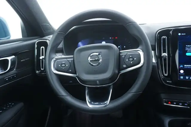 Volvo XC40 view 11