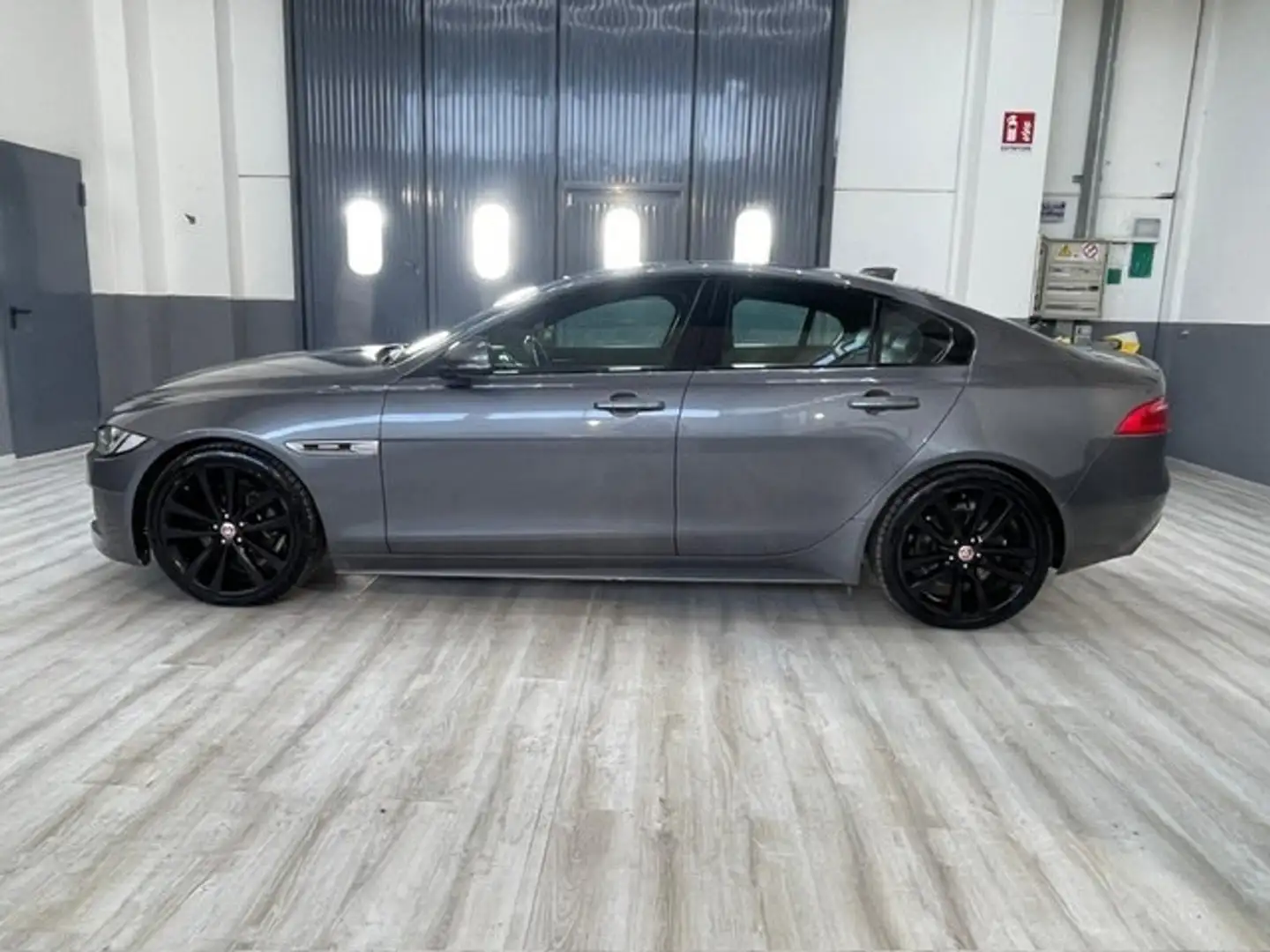 Jaguar XE XE 2.0 D 180 CV AWD aut. R-Sport Gris - 2