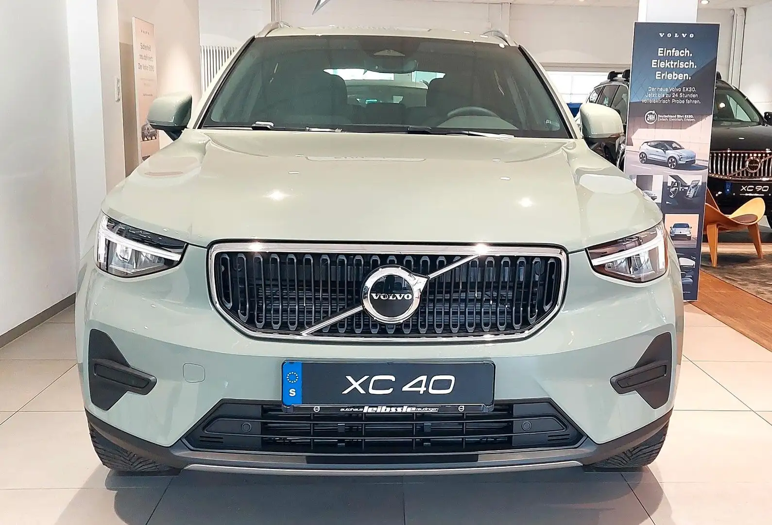 Volvo XC40 B4 Core 2WD Automatik Grün - 1