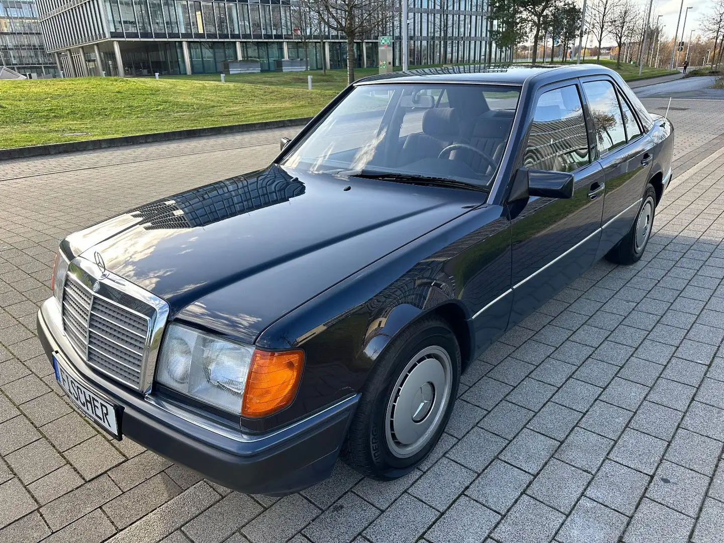 Mercedes-Benz 200 W 124 + 200 E + Automatik + Limousine + 2.Hand Modrá - 1