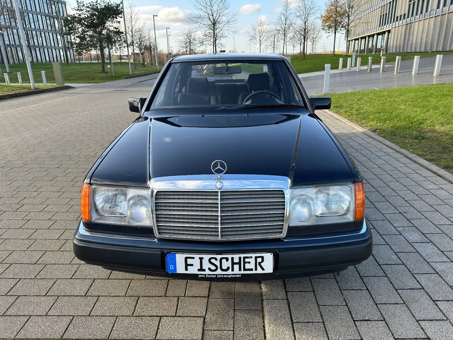 Mercedes-Benz 200 W 124 + 200 E + Automatik + Limousine + 2.Hand Modrá - 2