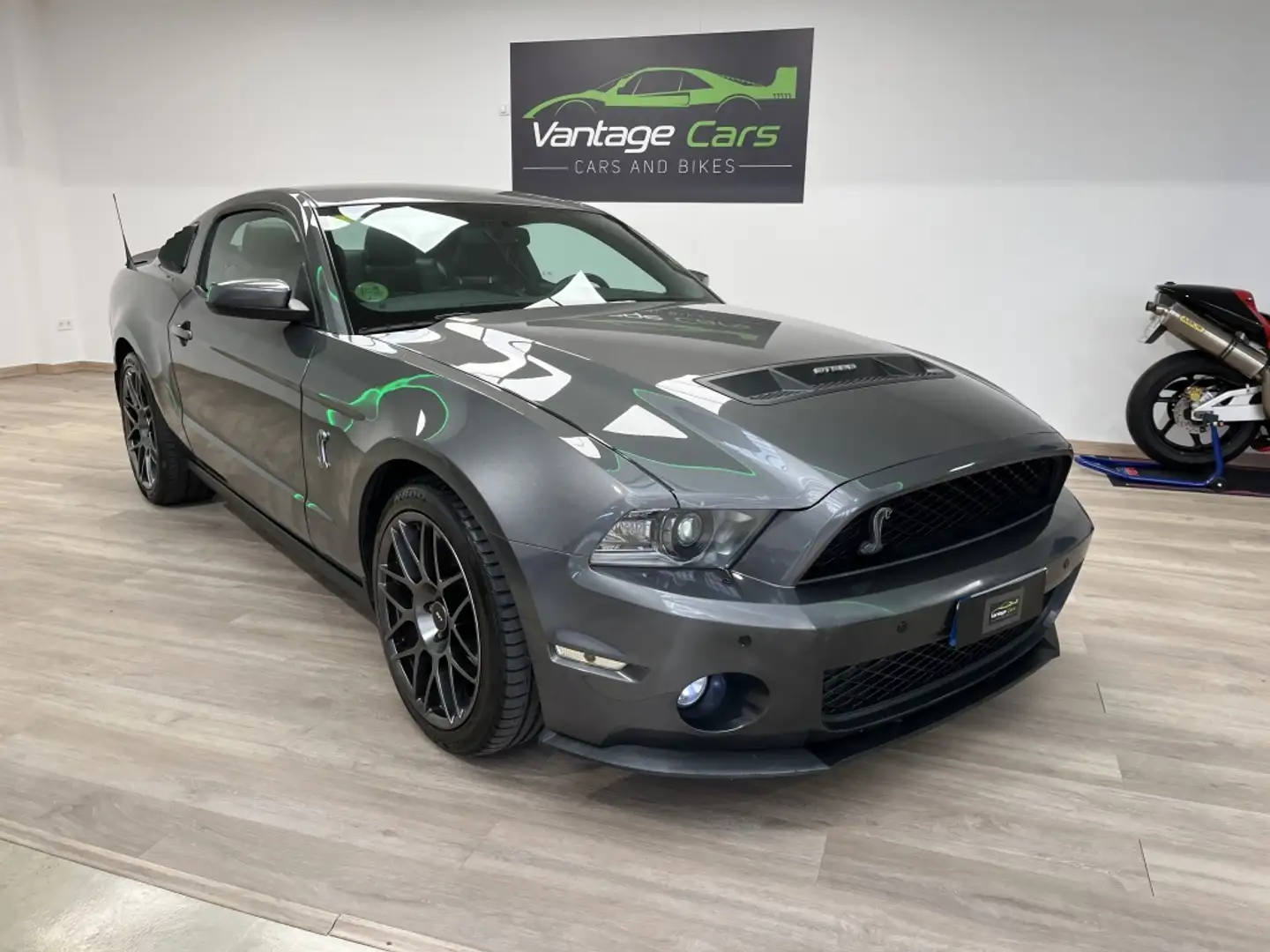 Ford Mustang Shelby V8 5.4 GT500 Gris - 2