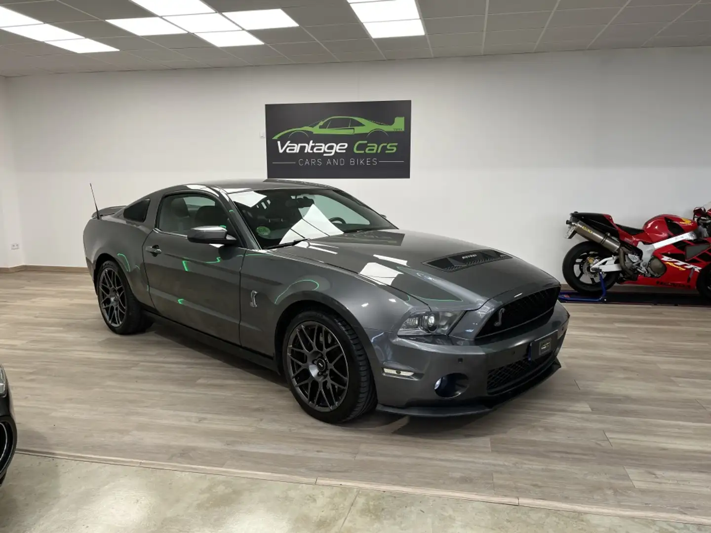 Ford Mustang Shelby V8 5.4 GT500 Gris - 1