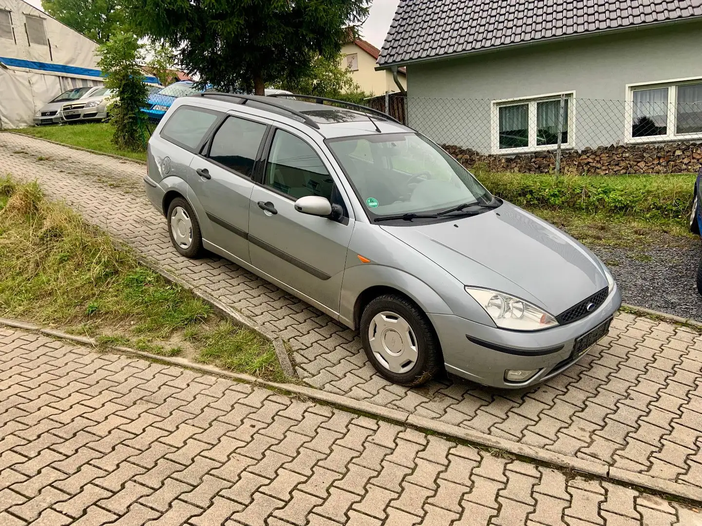 Ford Focus 1.6 Ambiente / TÜV 09/27 Grau - 1