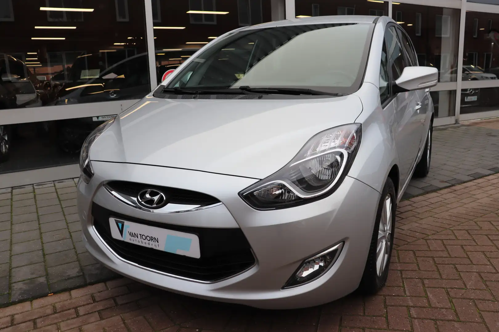 Hyundai iX20 1.6i Go! Navigatie, dealeronderhouden. Gris - 2