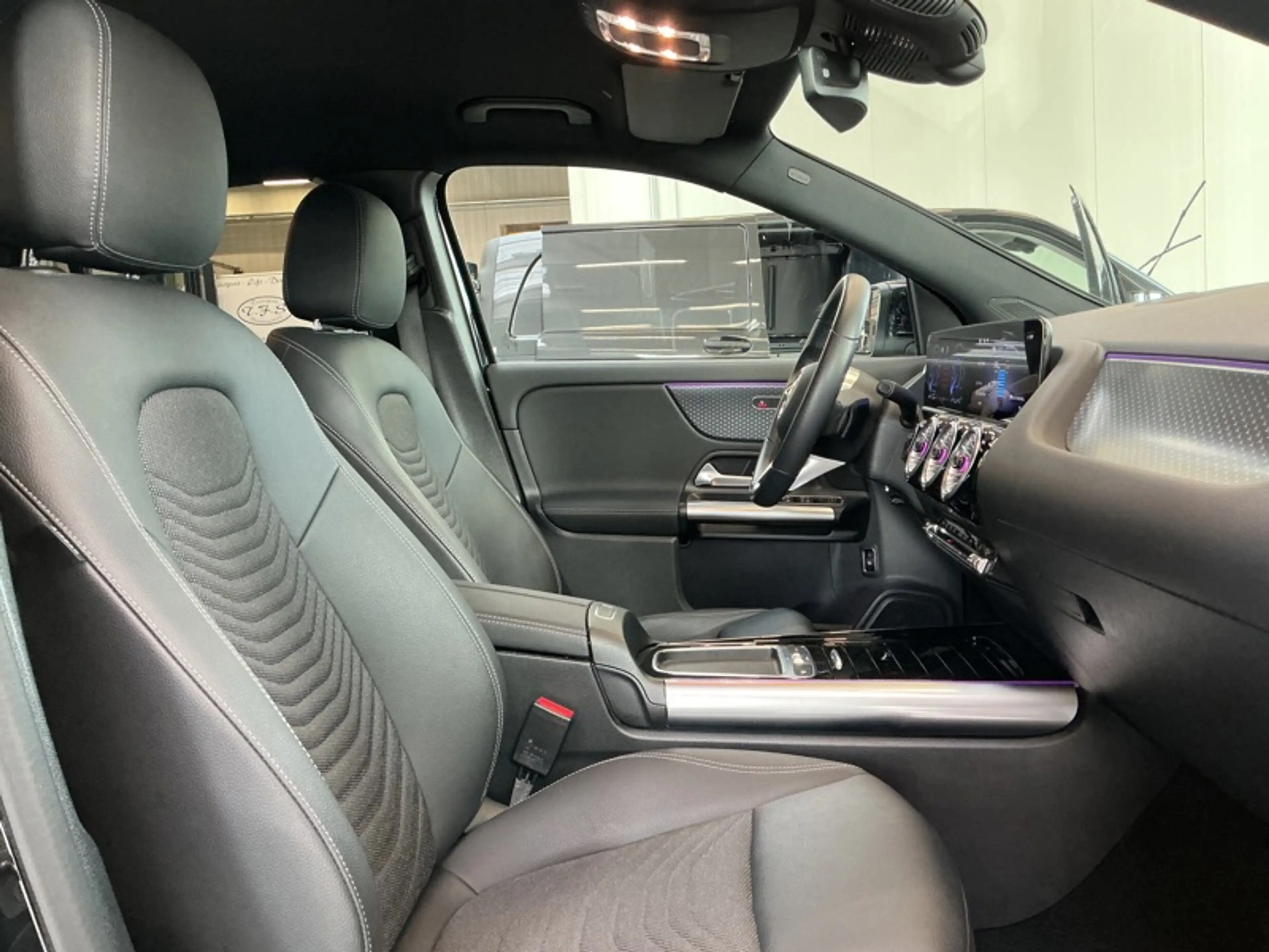 Mercedes-Benz EQA 250 + Luxury Line — photo 14