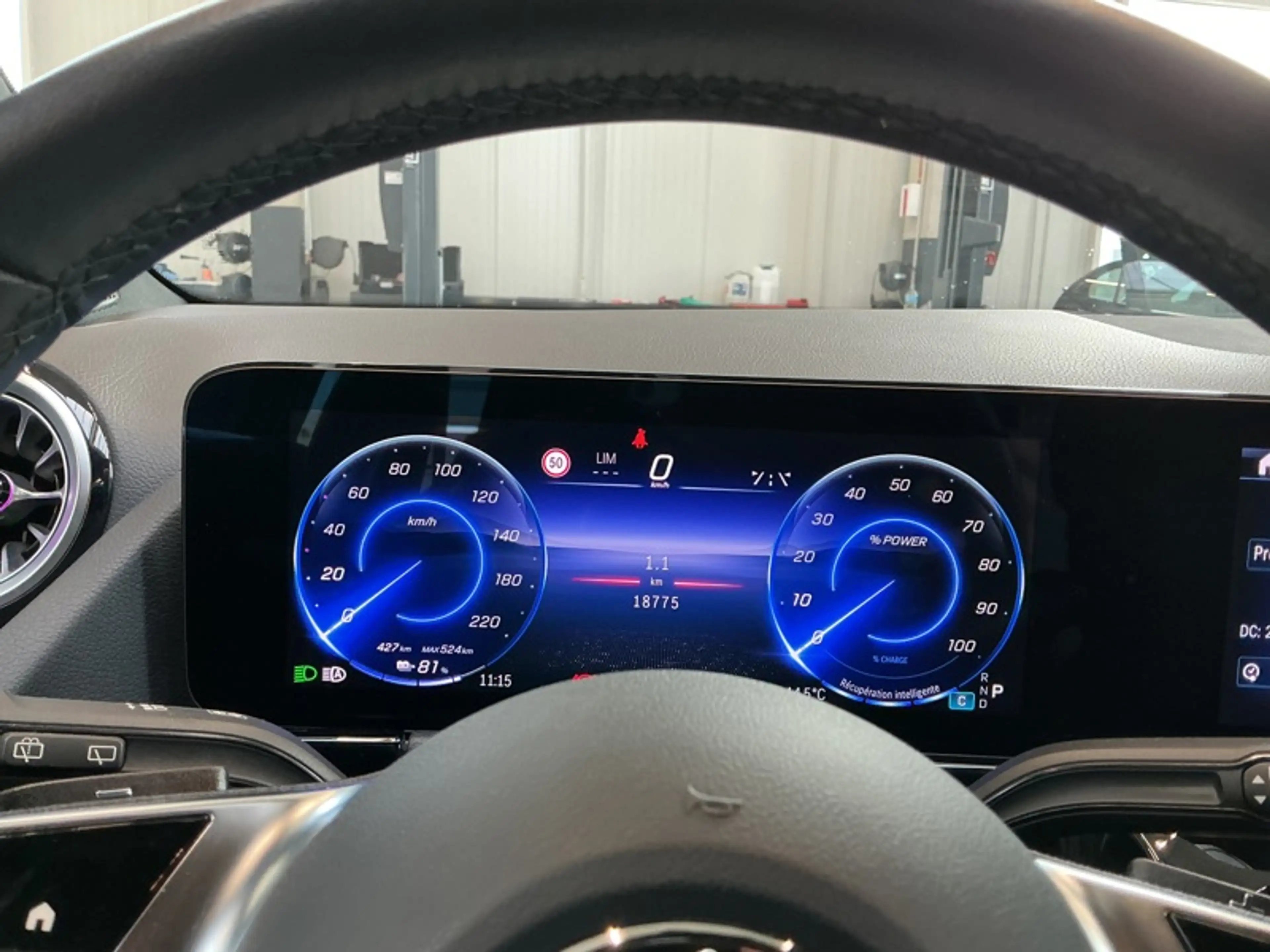 Mercedes-Benz EQA 250 + Luxury Line — photo 11