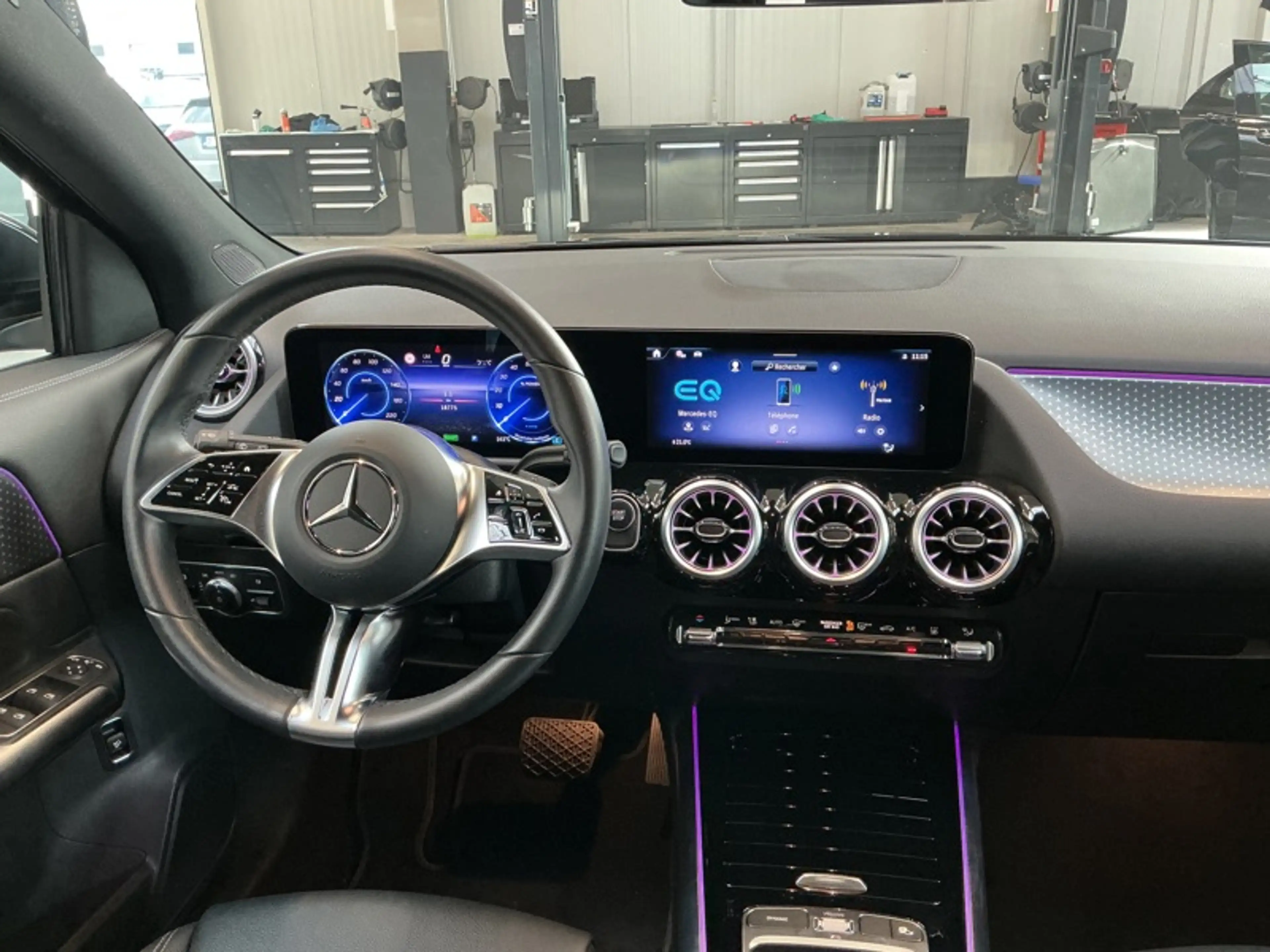 Mercedes-Benz EQA 250 + Luxury Line — photo 10