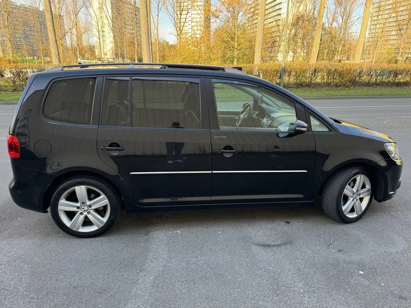 Volkswagen Touran 1.4 TSI Highline DSG Zwart - 2