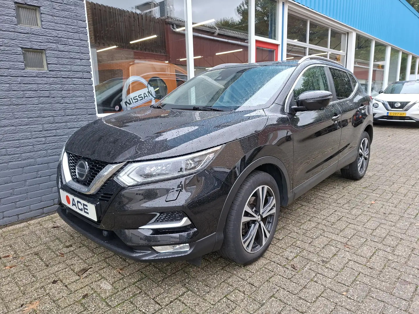 Nissan Qashqai 1.3 DIG-T N-Connecta Automaat Panoramadak RIJKLAAR Zwart - 1