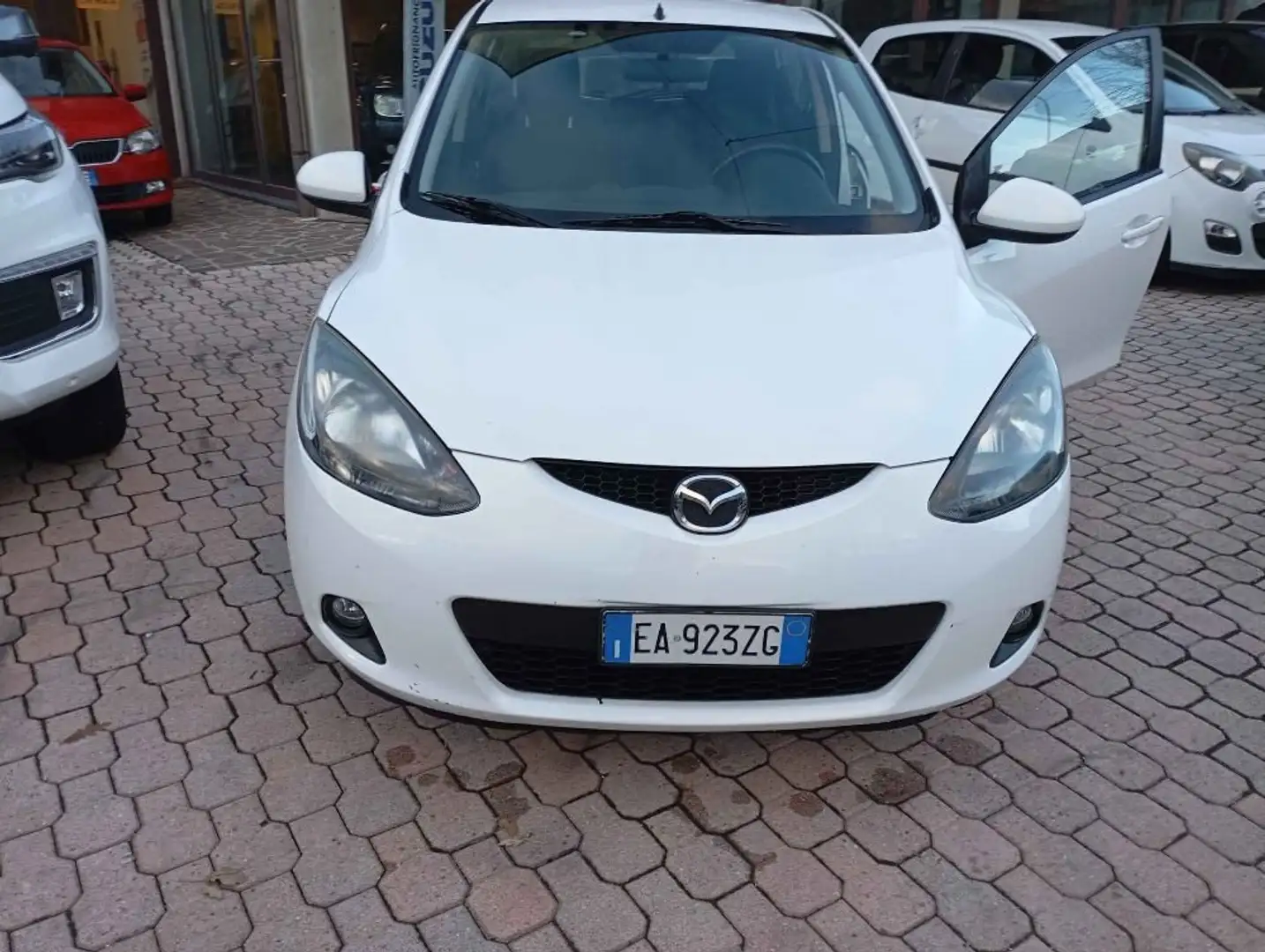 Mazda 2 2 II 2007 5p 1.3 Easy c/clima 75cv Bianco - 2