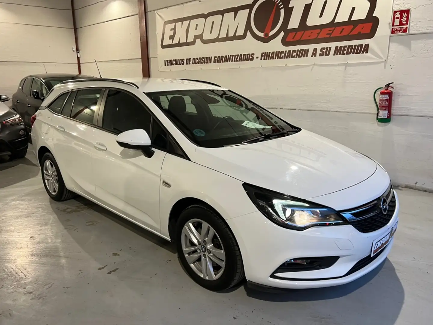 Opel Astra ST 1.6CDTi S/S Selective Pro 136 Aut. Weiß - 1