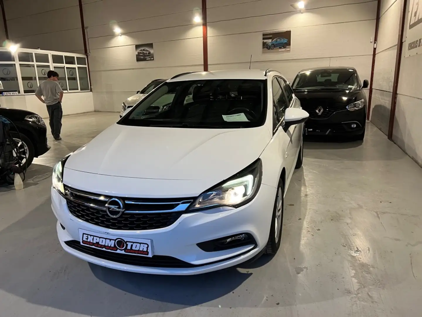 Opel Astra ST 1.6CDTi S/S Selective Pro 136 Aut. Weiß - 2