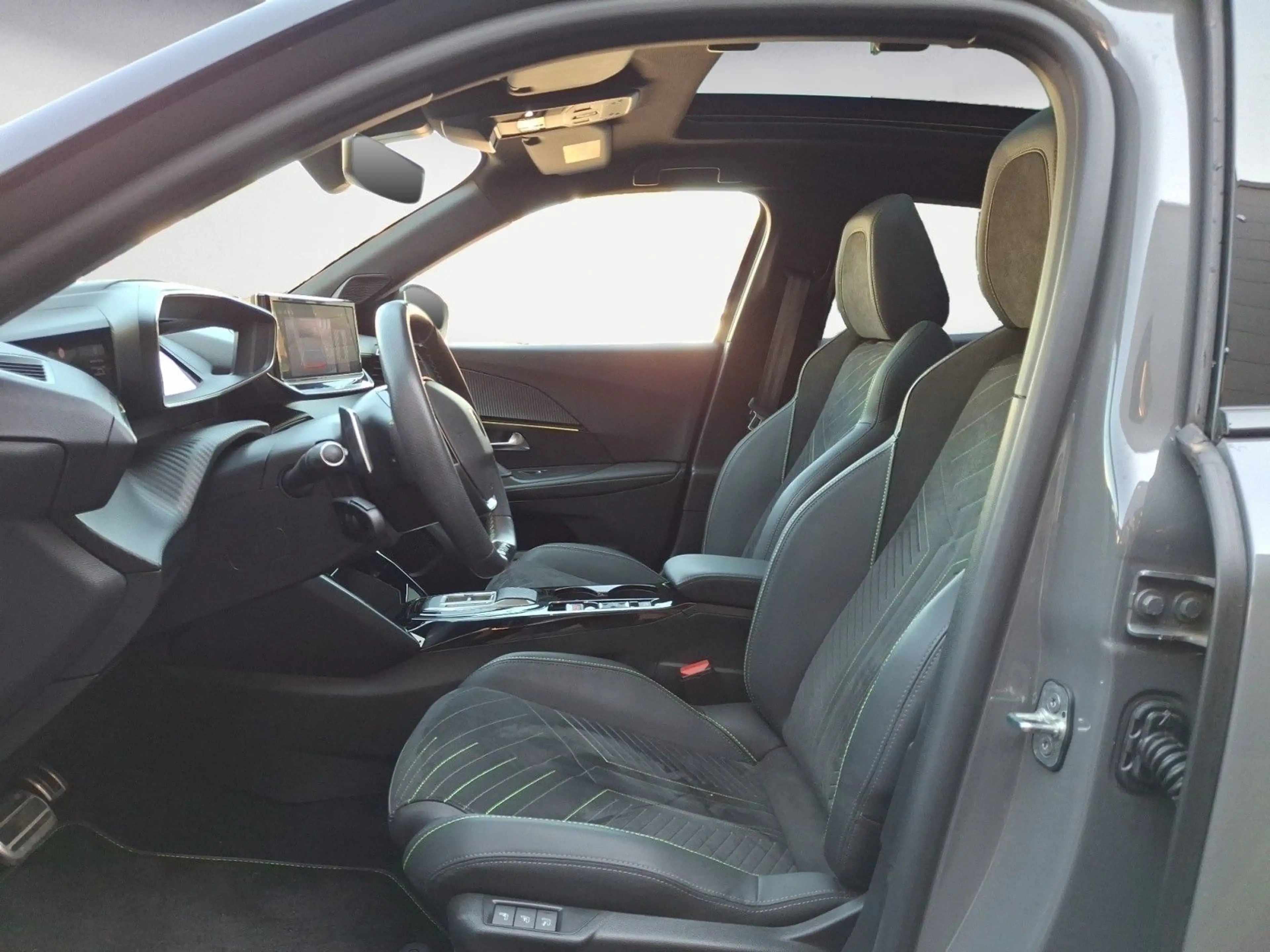 Peugeot 2008 PureTech 130 EAT8 GT Navi Glasdach LED PDC — photo 12