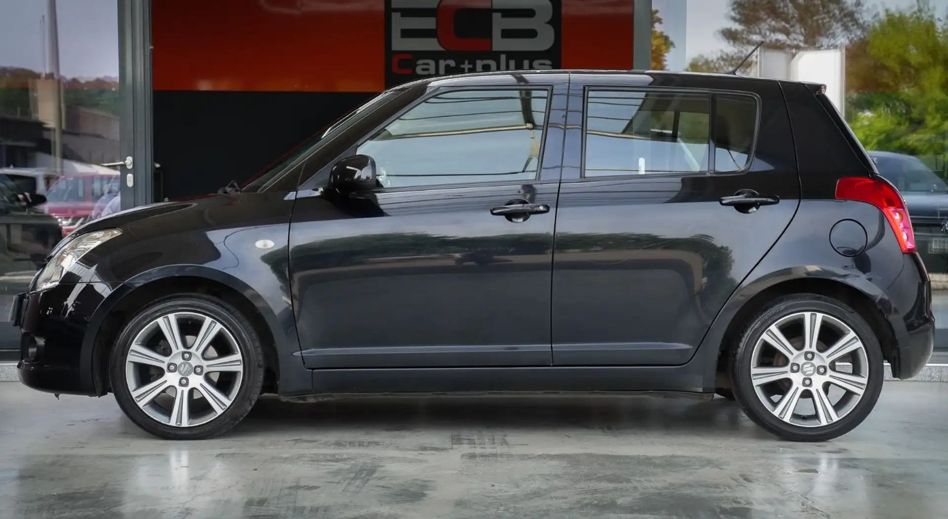 Suzuki Swift Lim. Comfort *1.Hand/Klimaaut./SHZ/Navi* Schwarz - 2