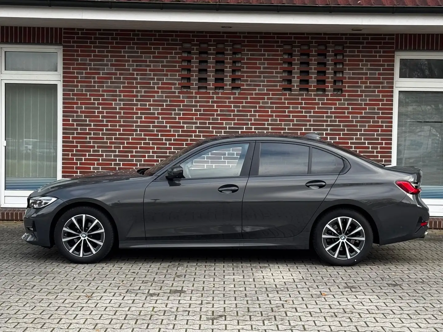 BMW 318 d*INDIVIDUAL*360°-KAMERA*SPORTSITZ*DAB*LED* Grau - 2