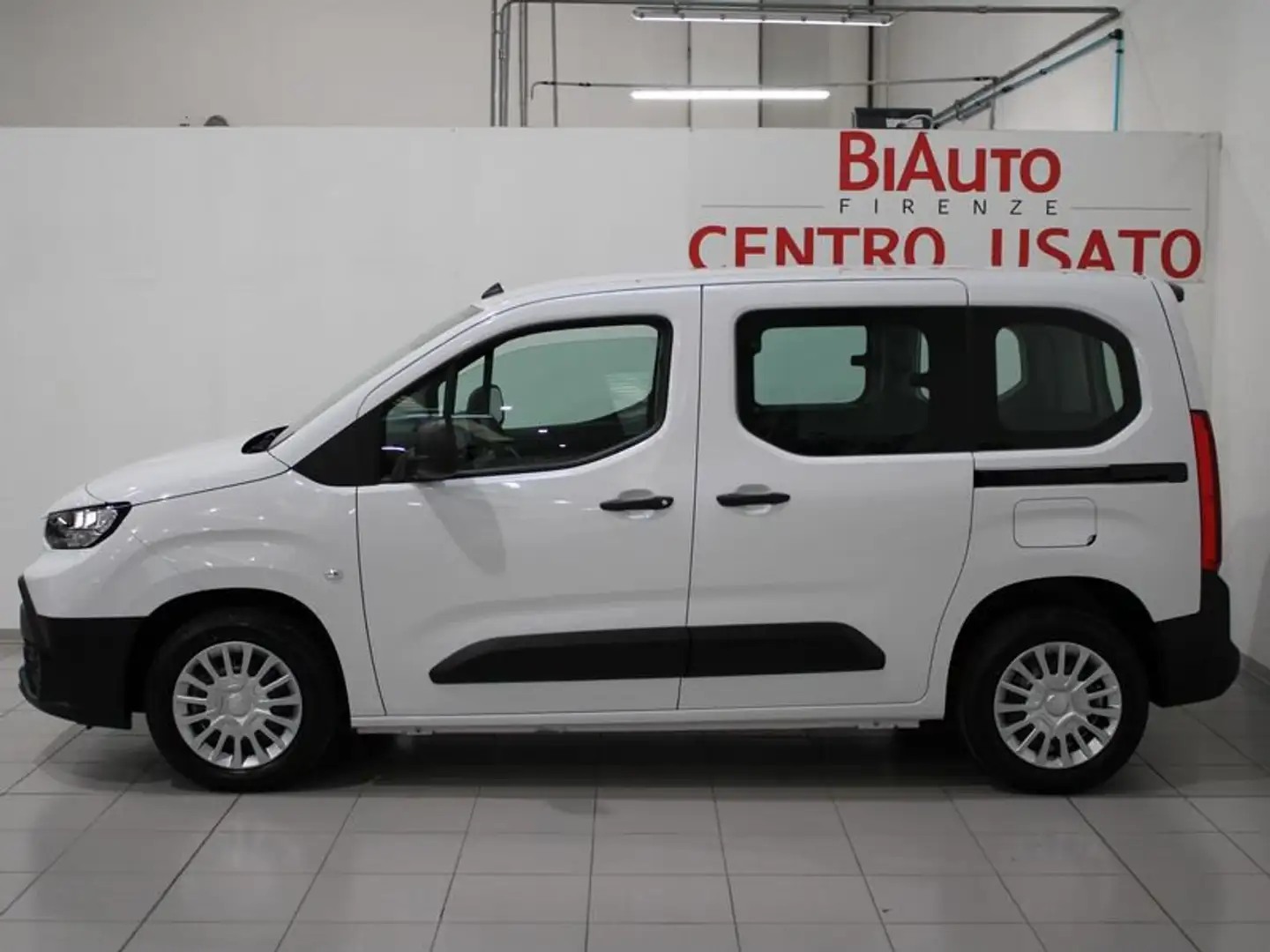 Toyota Proace City Verso 1.5D 100 CV S&S Short Lounge Bianco - 2