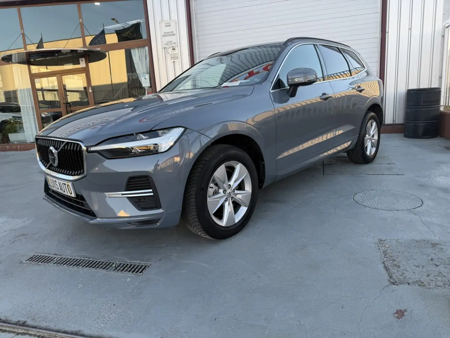 Volvo XC60 B4 Core AWD Aut. Gris - 1