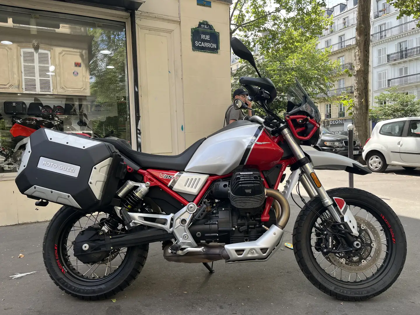 Moto Guzzi V 85 TT Червоний - 1