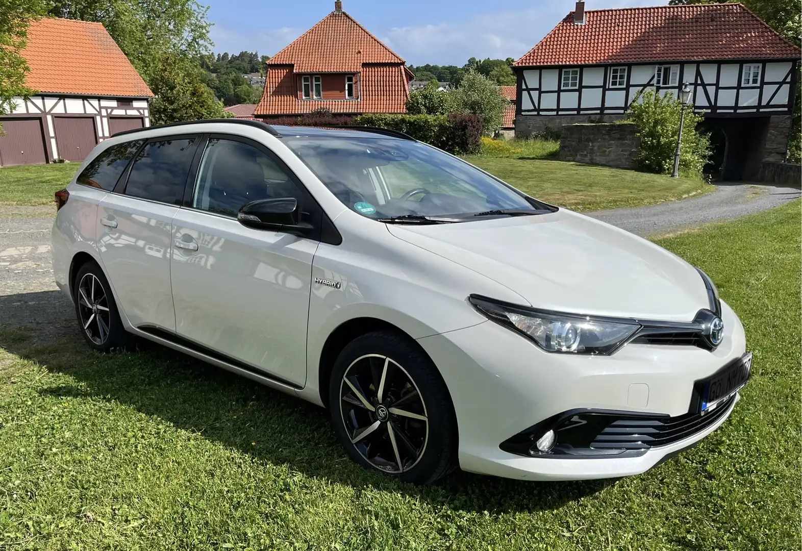 Toyota Auris 1.8 Hybrid Touring Sports Style Selection mit AHK White - 1