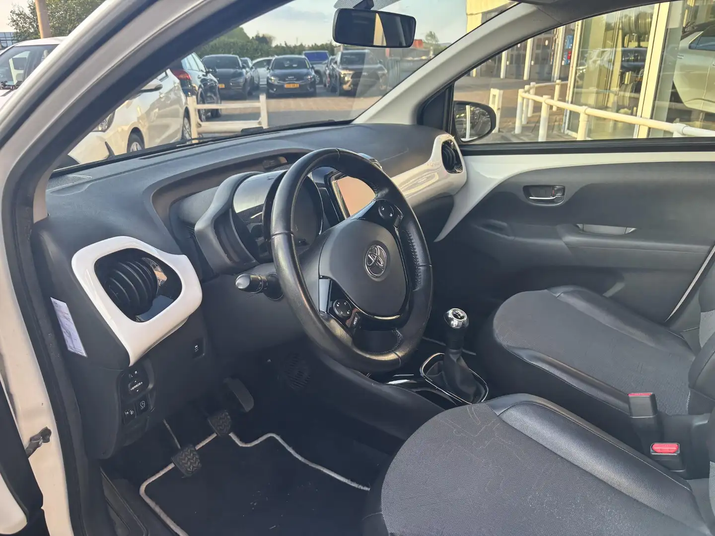 Toyota Aygo 1.0 VVT-i x-joy NL auto, zeer netjes Wit - 2
