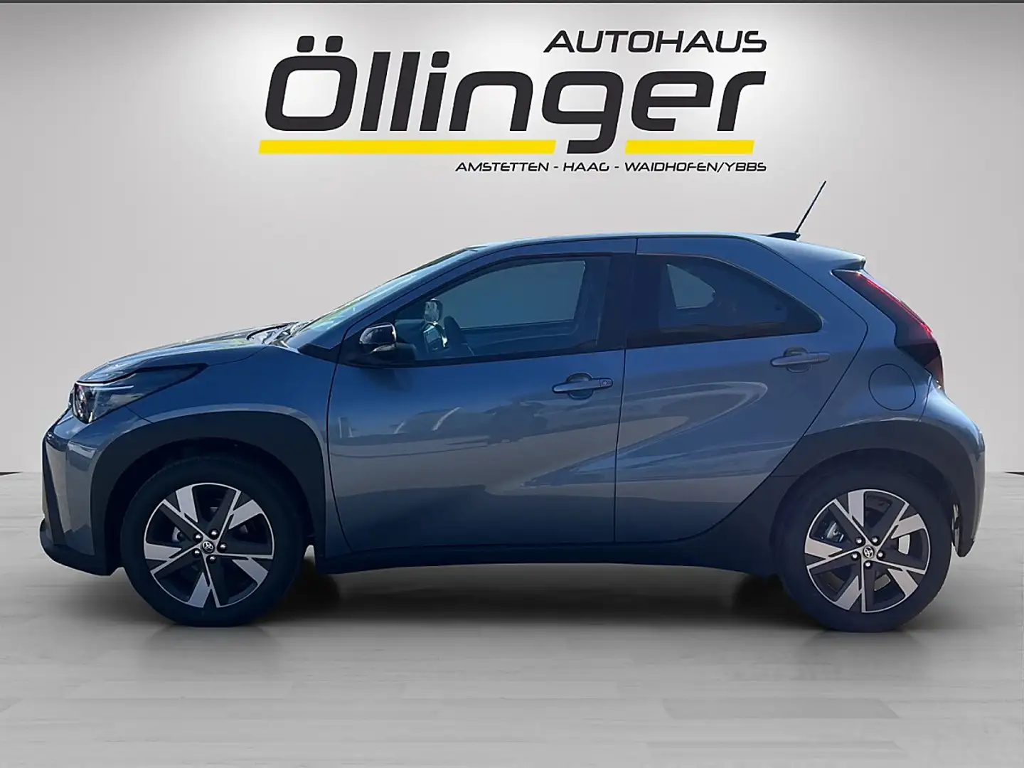 Toyota Aygo X 1,5 Hybrid Active + Sitzheizung! Grau - 2