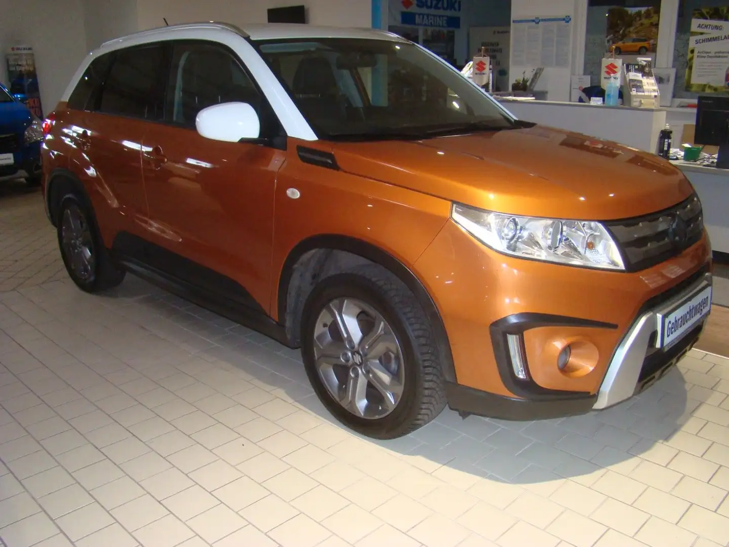 Suzuki Vitara 1.6 VVT Comfort 4x4, AW-Reifen, Navi, RFK Orange - 1