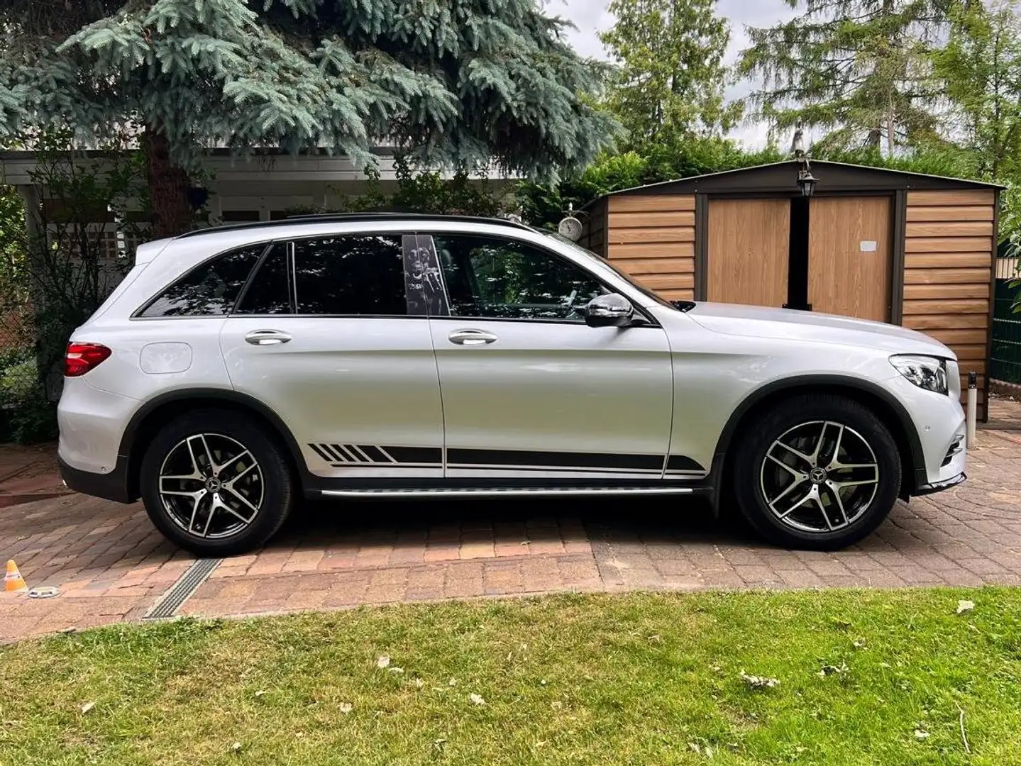 Mercedes-Benz GLC 250 GLC 250 4Matic 9G-TRONIC AMG Line Srebrny - 2
