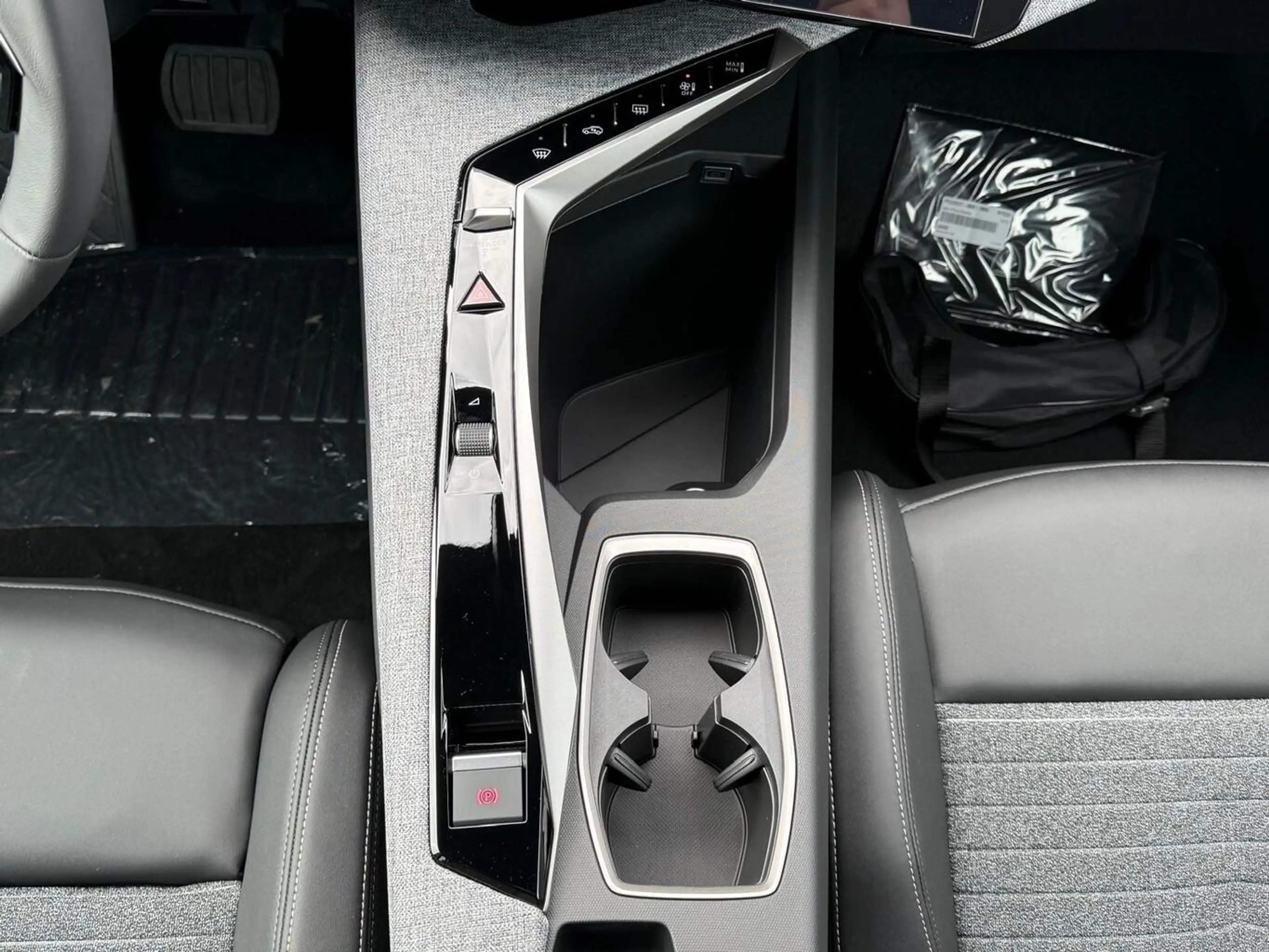 Peugeot 5008 Allure Hybrid 5-S SHZ 360° ACC 21"-HD 19Z 100 k... — photo 8
