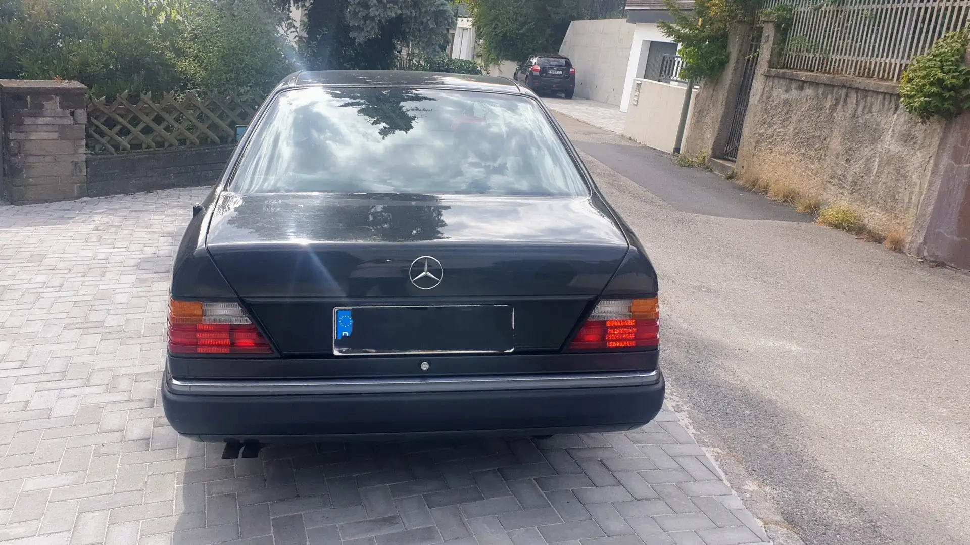 Mercedes-Benz E 300 Noir - 1