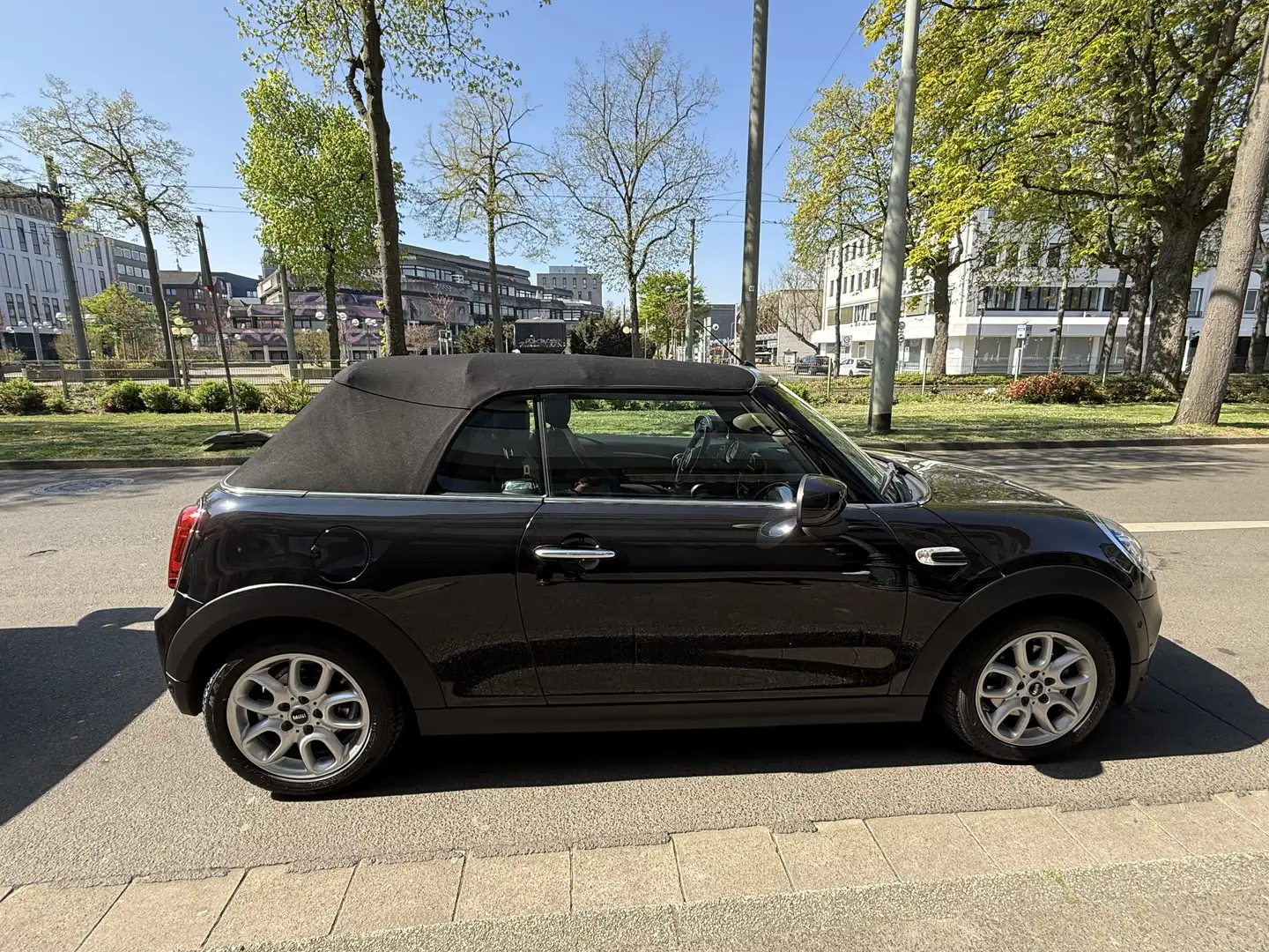 MINI Cooper Cabrio Schwarz - 2