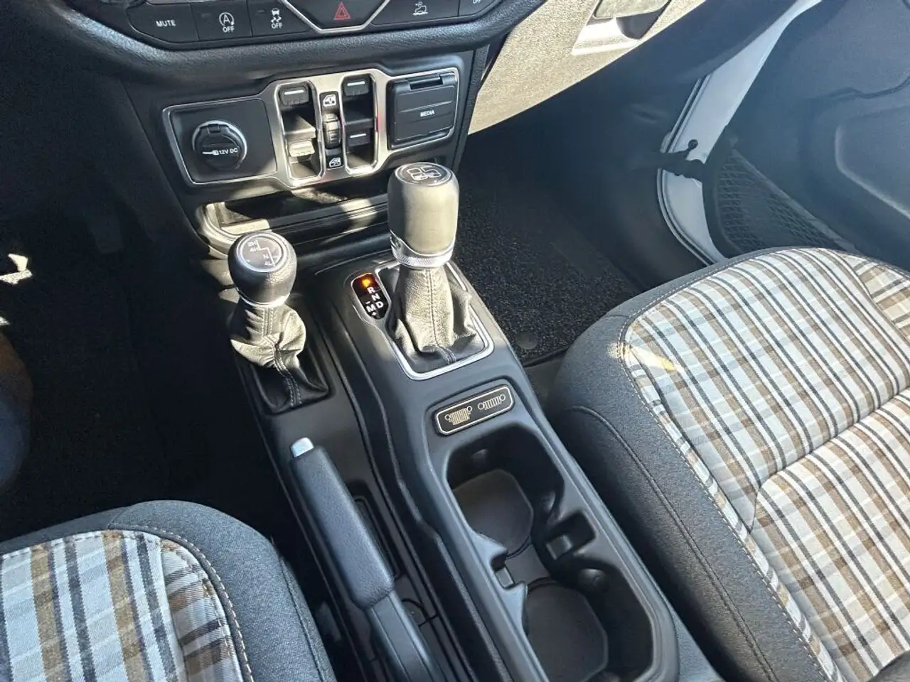 Jeep Gladiator снимка Jeep Gladiator
