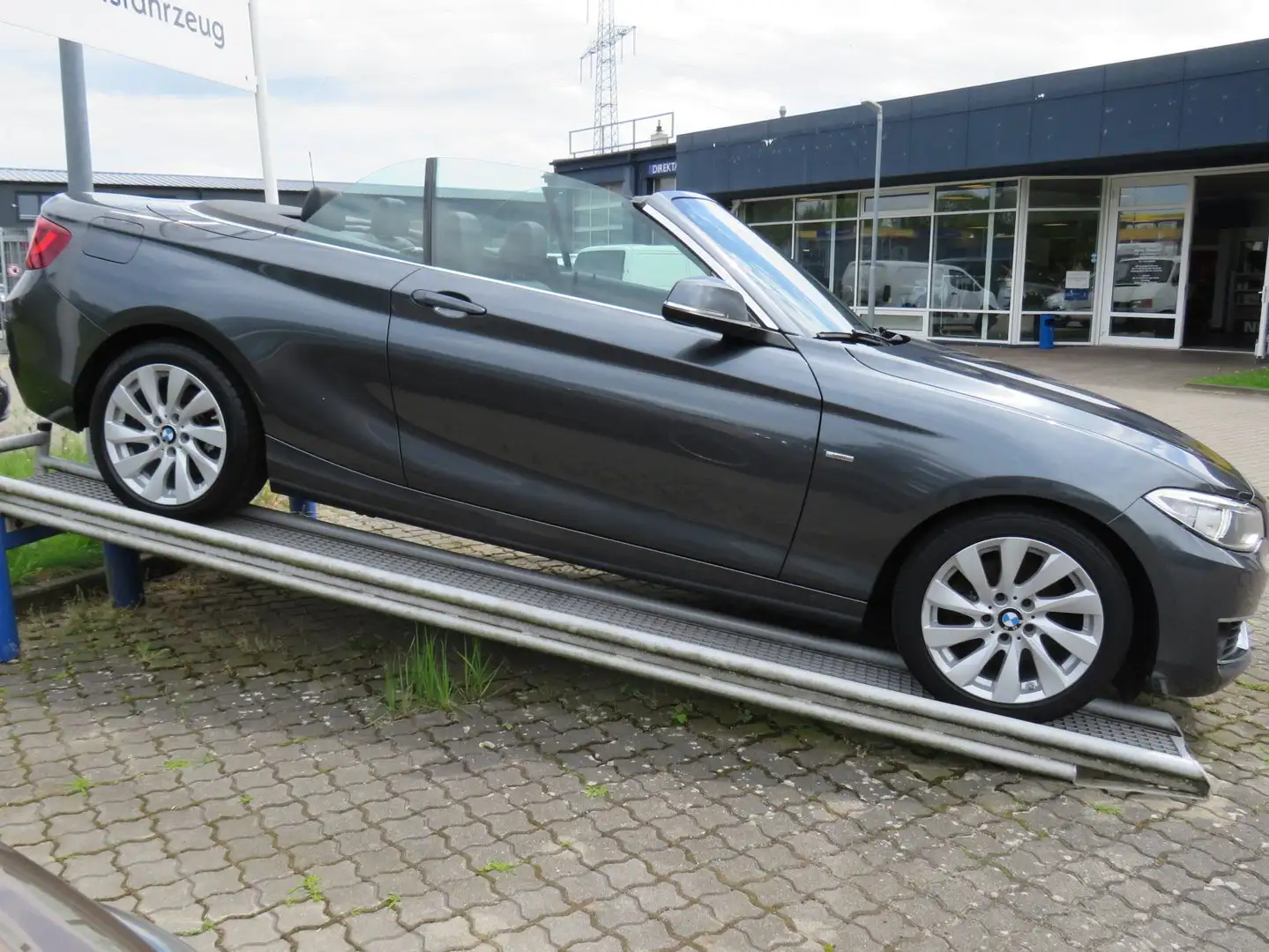 BMW 220 220 i Cabrio *NAVI*PDC*KLMA*LM*SH* Gris - 2