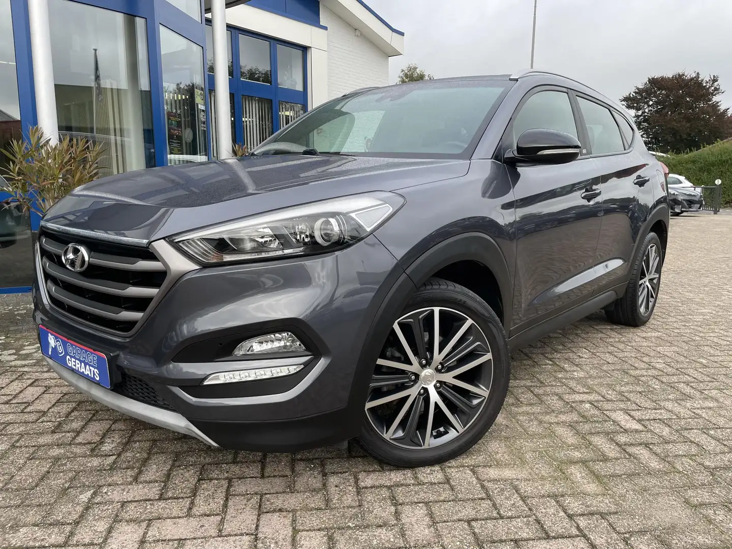 Hyundai TUCSON 1.6 T-GDI Comfort | Automaat, Navigatie, Parkeerse Gris - 1