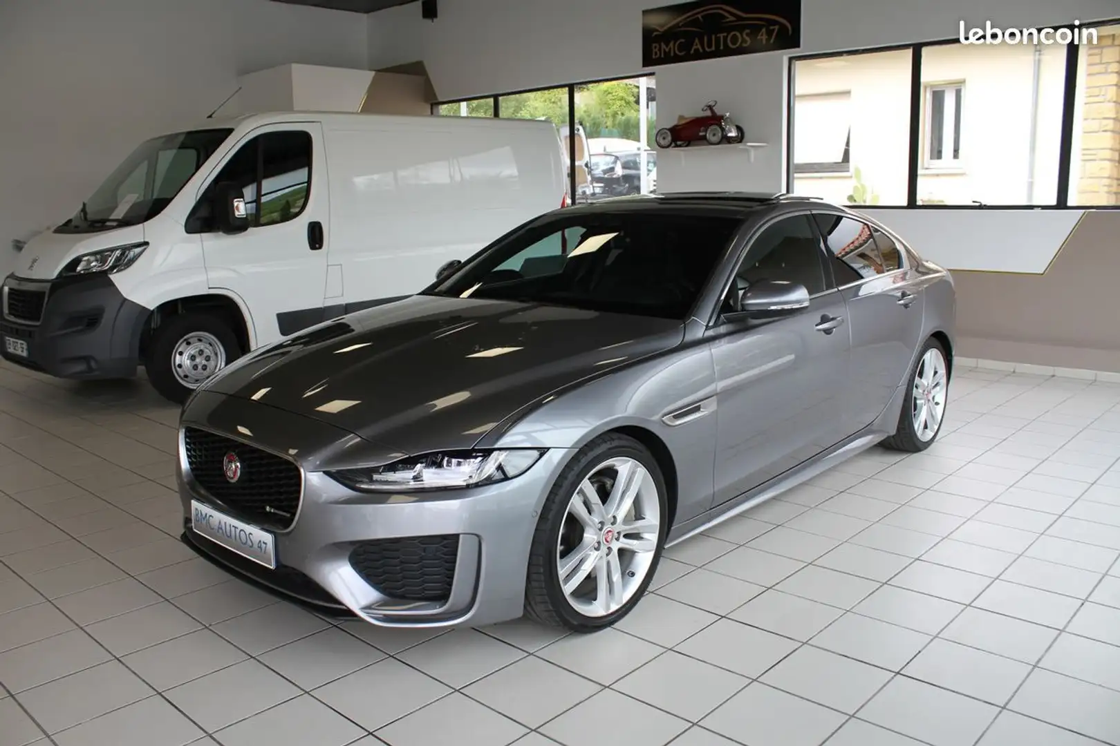 Jaguar XE 2.0d 180 R Dynamic S BVA9 (Toit ovrant Caméra de recul JA 19 ) Gris - 1