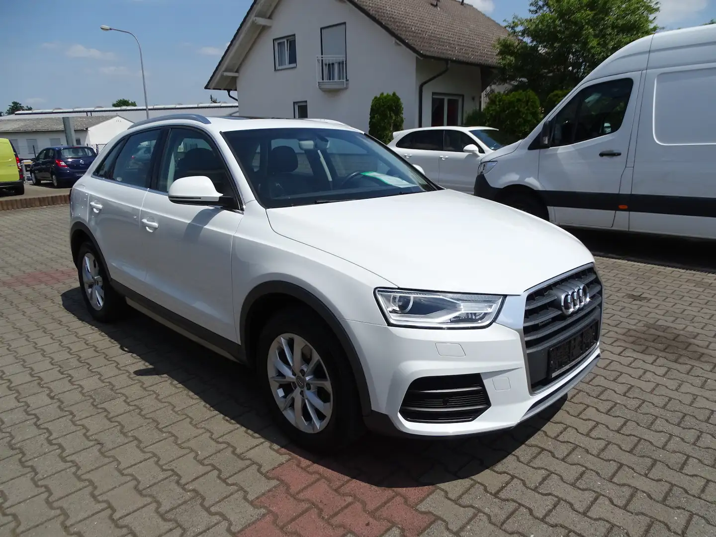 Audi Q3 2,0 TDI design quattro S-tronic, MMI+, Panorama, B Weiß - 1