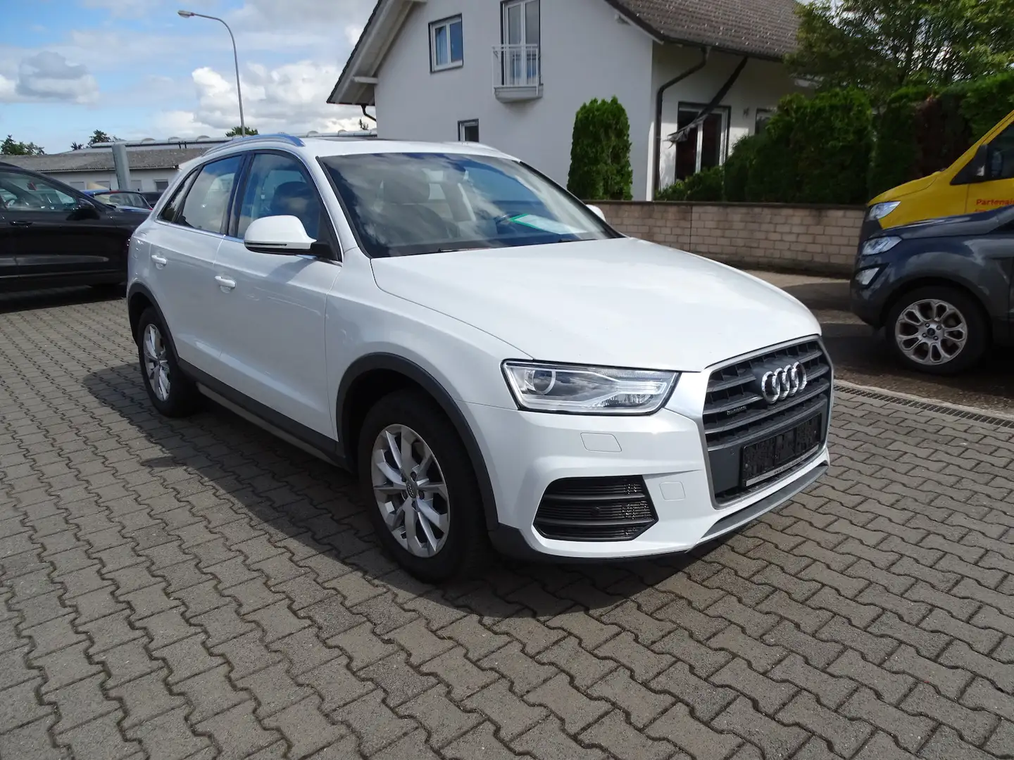 Audi Q3 2,0 TDI design quattro S-tronic, MMI+, Panorama, B Weiß - 1