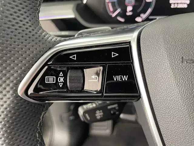 Audi Q8 view 15