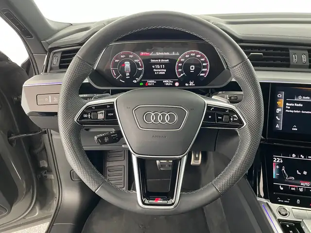 Audi Q8 view 14