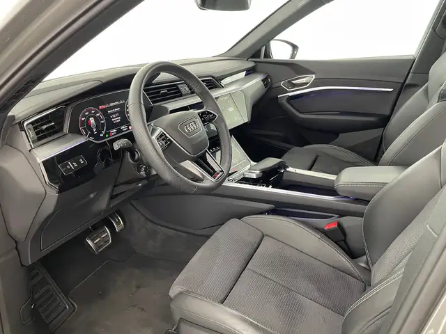 Audi Q8 view 9