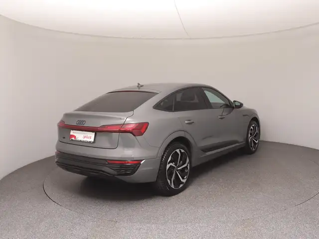 Audi Q8 view 4